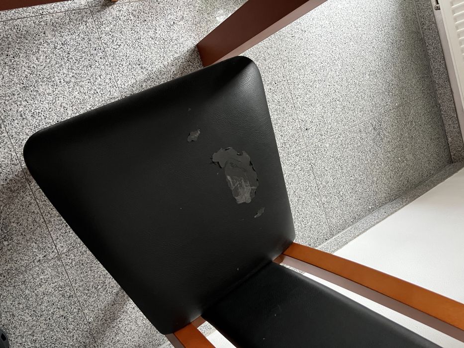 Duży stół z krzesłami do jadalni