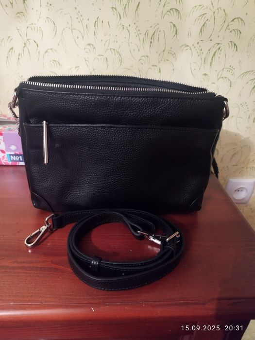 Дуже гарна вмістка сумочка