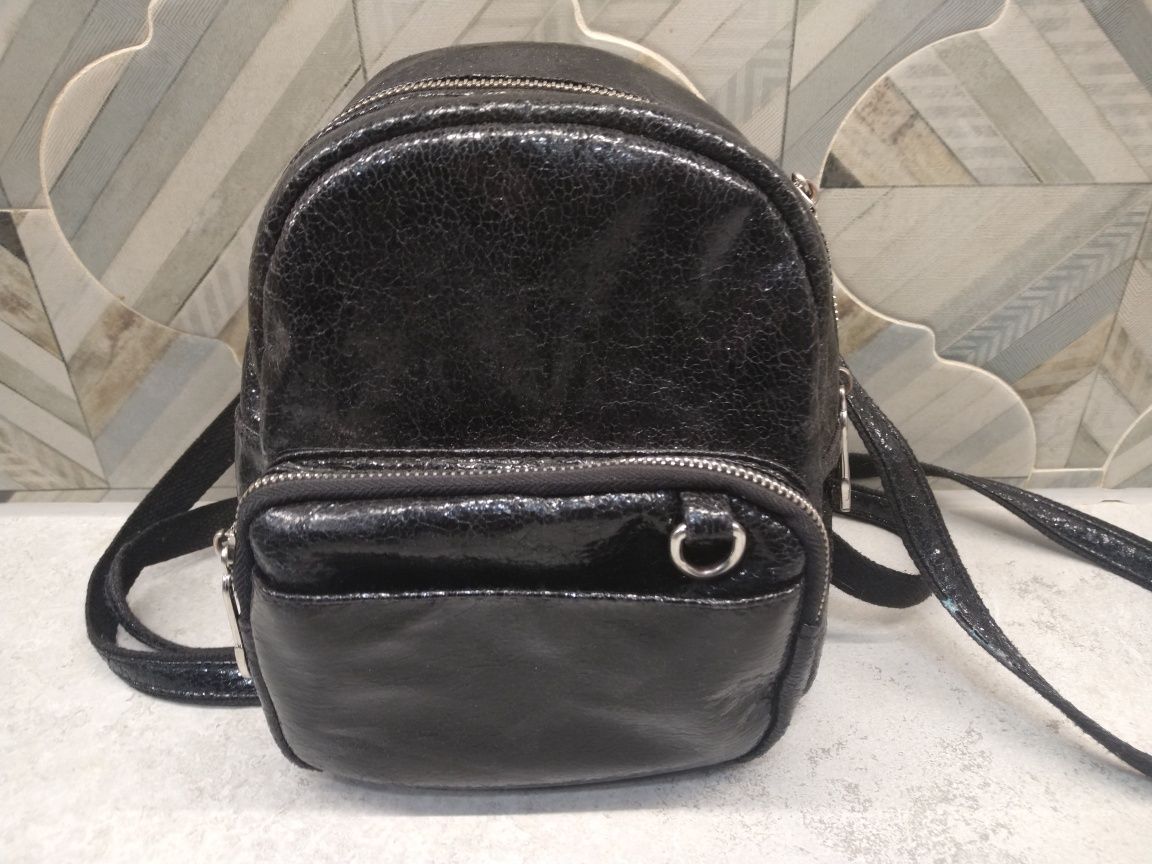 CCC czarny lakierowany plecak/plecaczek praktyczny