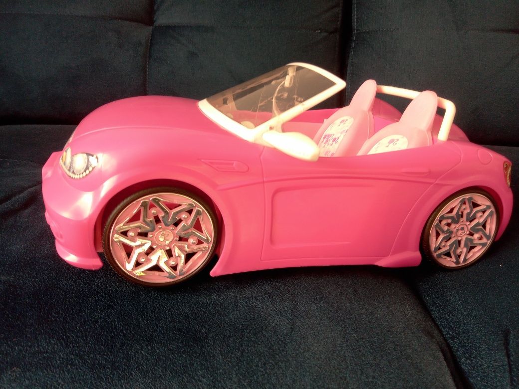 Samochód Barbie plus różne akcesoria.