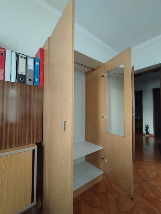 Mobília de madeira clara