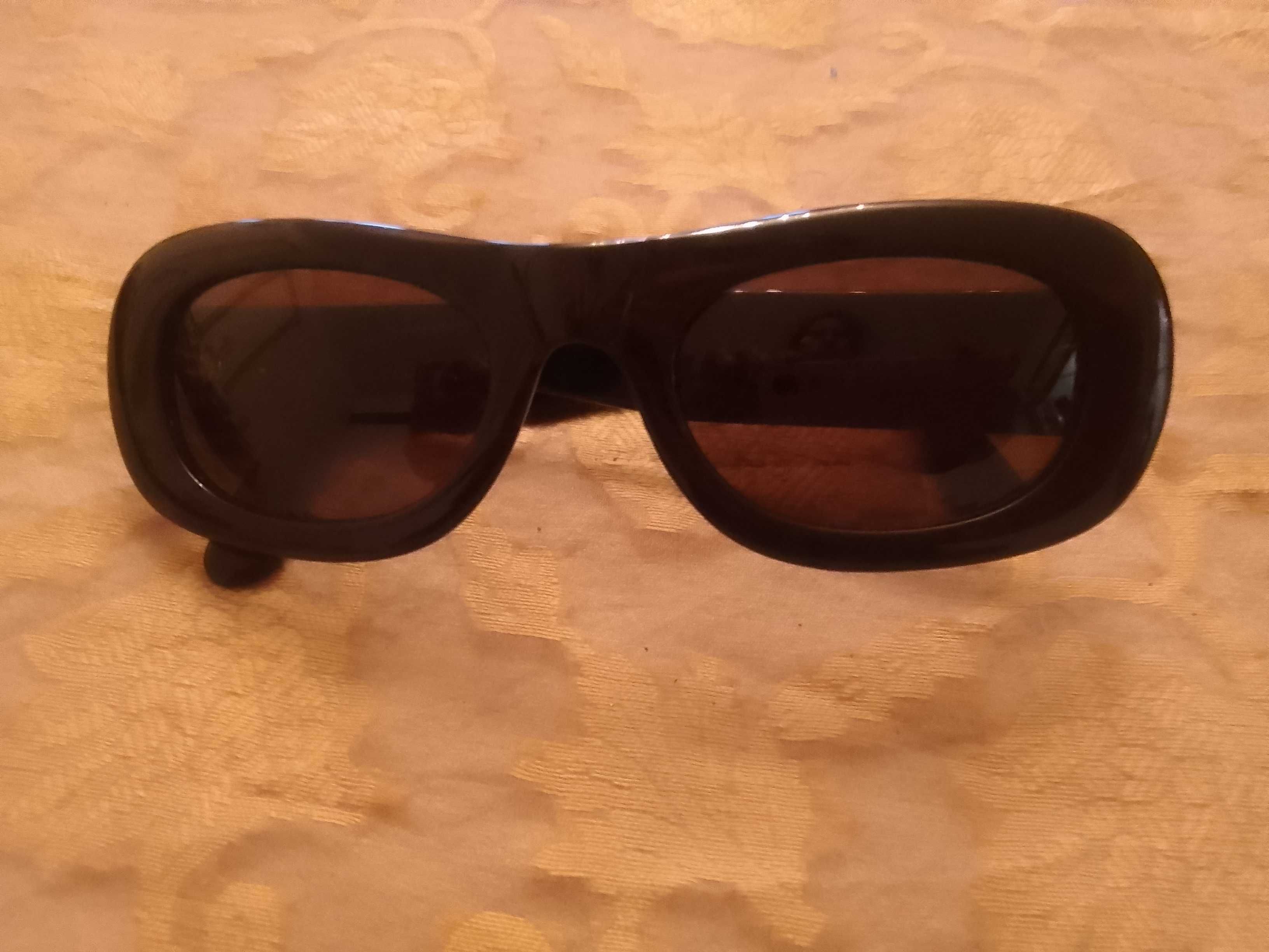 Óculos de Sol pretos DOLCE & GABBANA.
