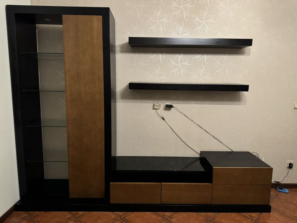 Estante de sala em Carvalho e Wengue