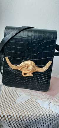 Czarna torebka  ze zlotym krokodylem
