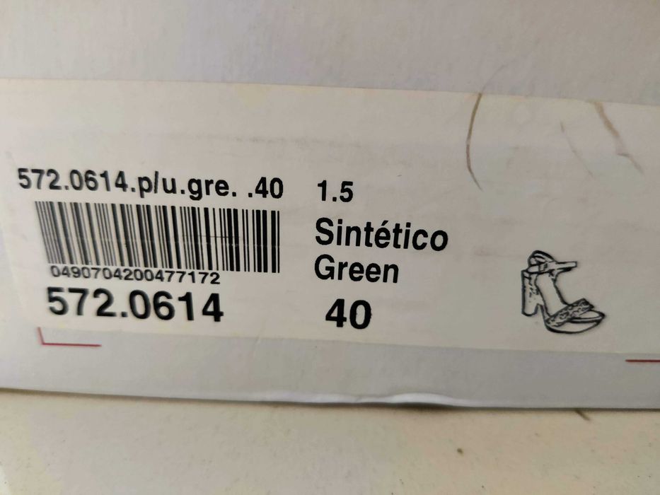 Sandálias castanhas, preto e dourado