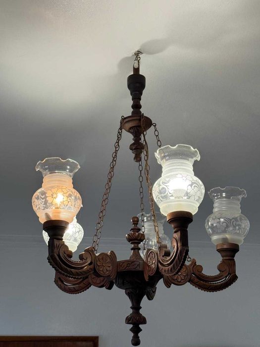 Candeeiros de teto em madeira com tulipas de vidro