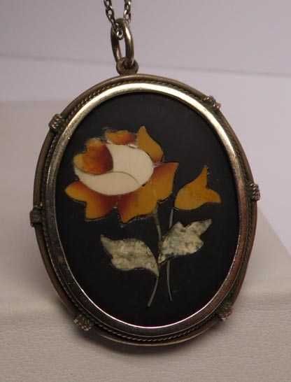 Pietra Dura srebrny wisior kolorowe kwiaty na czarnym tle.
