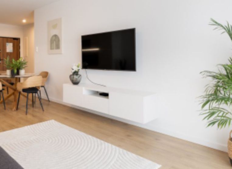 Używana  wiszaca szafka RTV BESTA z Ikei.