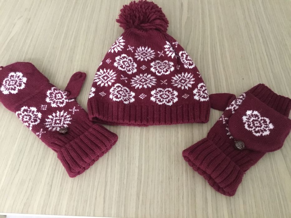 Новая тёплая шапка с новогодними мотивами