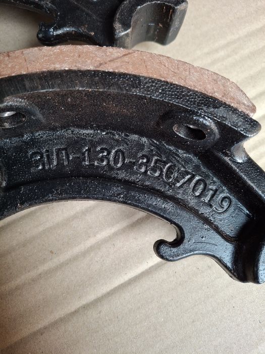 Колодка тормоза стояночного ЗИЛ 130(з пружинами,чугун)130-3507019.нові