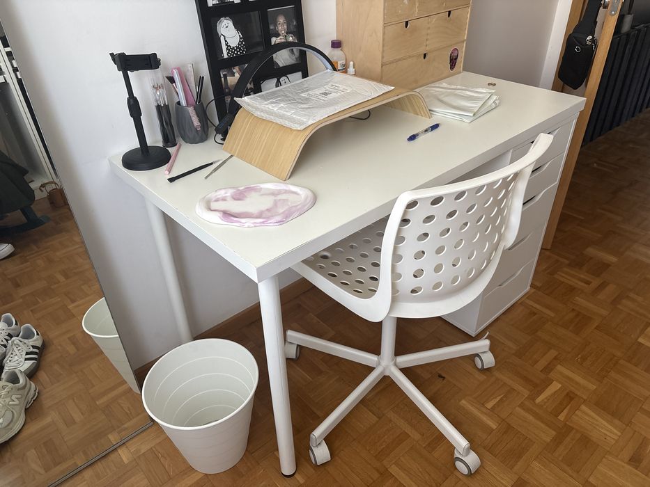 Secretaria ikea com cadeira