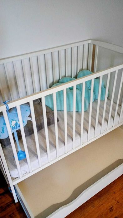 Łóżeczko dziecięce drewniane białe z szufladą, materacem i barierką