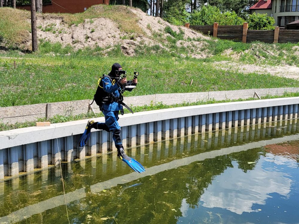 Водолаз с металлоискателем. Поиск утерянных вещей в воде.