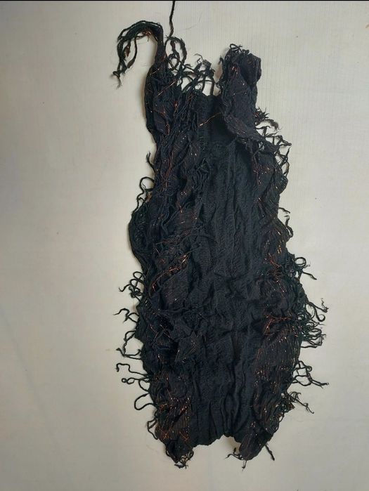 Czarna chusta szal ze złota nitka marszczona 170 cm x 45 cm
