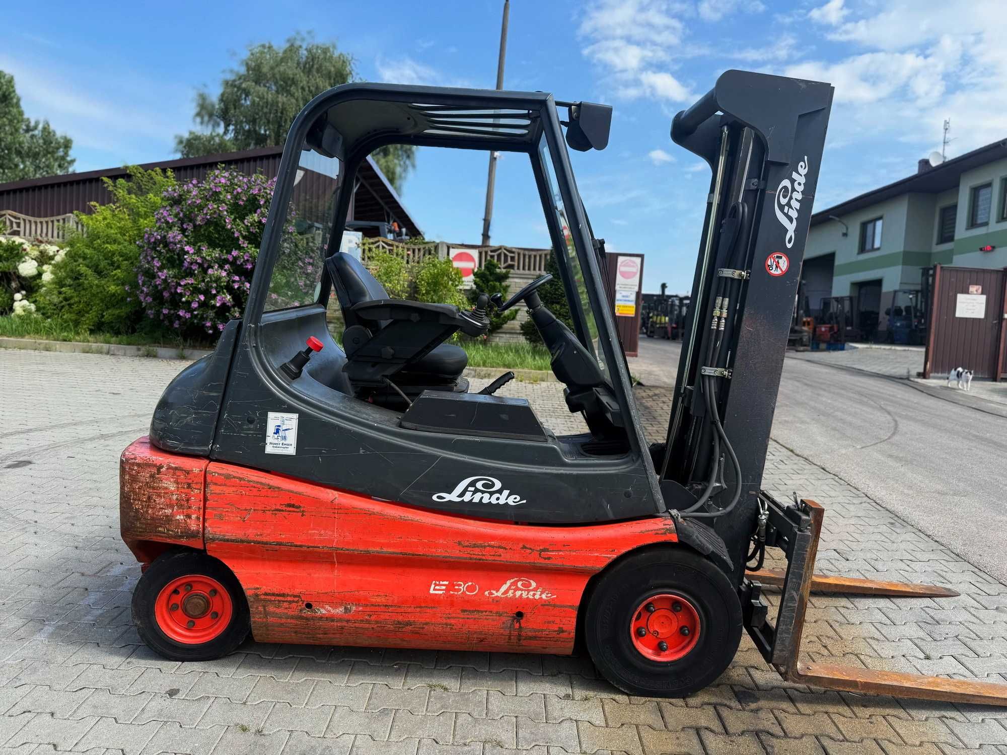 wózek widłowy elektryczny LINDE E30 wolny skok przesuw boczny 3000kg