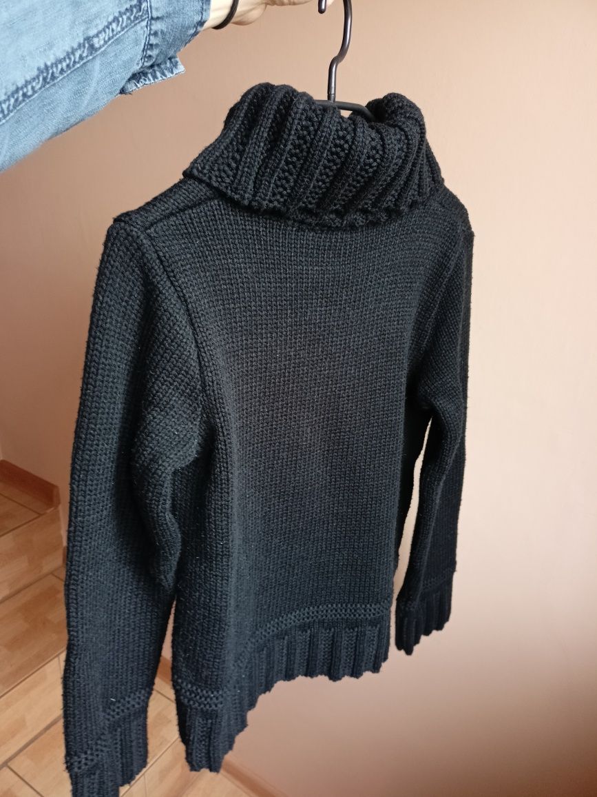 czarny gruby sweter