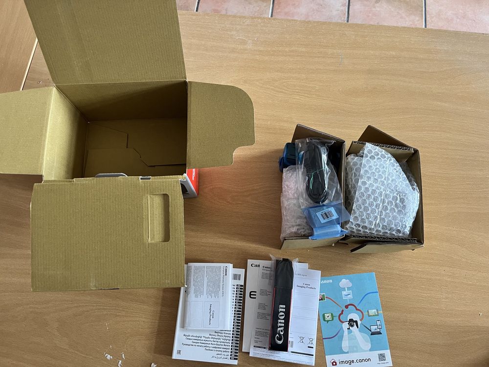 Canon EOS 2000D com kit lens 18mm -55mm - Brand new in box