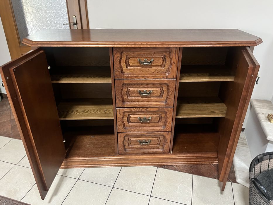 Sprzedam elegancką, solidnie wykonaną komodę w ciemnym kolorze drewna.