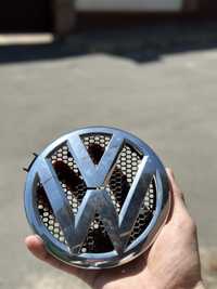 Значок VW з решітки радіатора на Passat B7 американець
