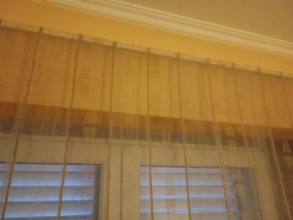 Duas cortinas tipo romanete