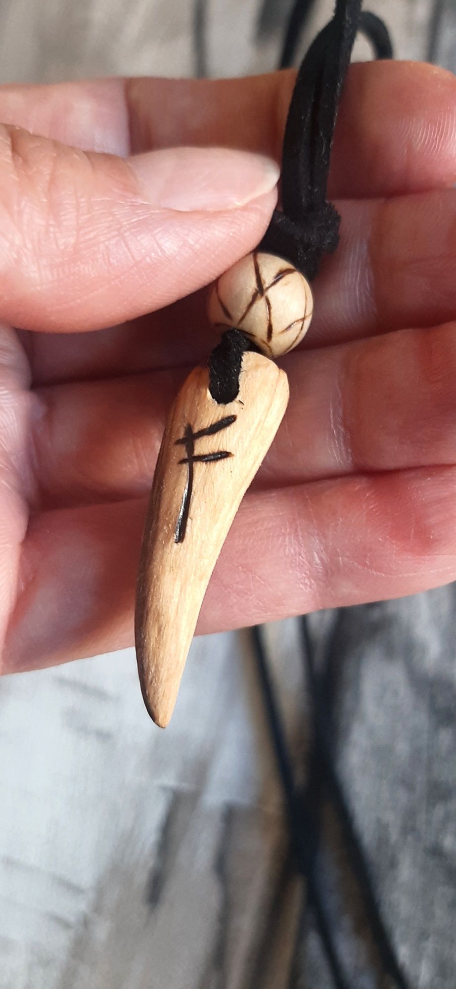 Naszyjnik wisiorek słowiański drewniany kieł wilk runa Fehu amulet