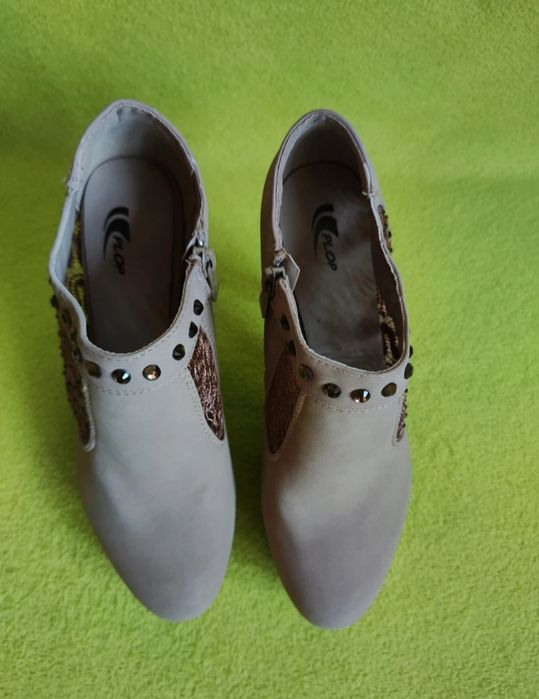 Beżowe botki na szpilce