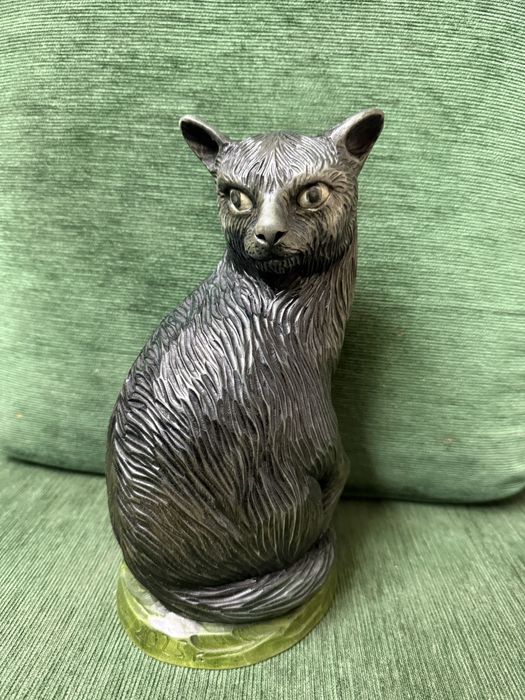 Ręcznie rzeźbiona figurka kota z drewna, rękodzieło