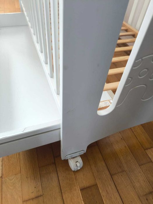 Cama de grades e cómoda Trama