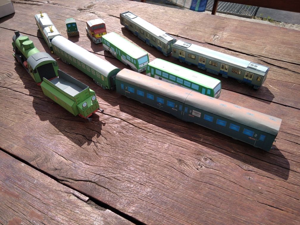 Modele kartonowe pociąg samolot tramwaj parowóz lokomotywa wagon.