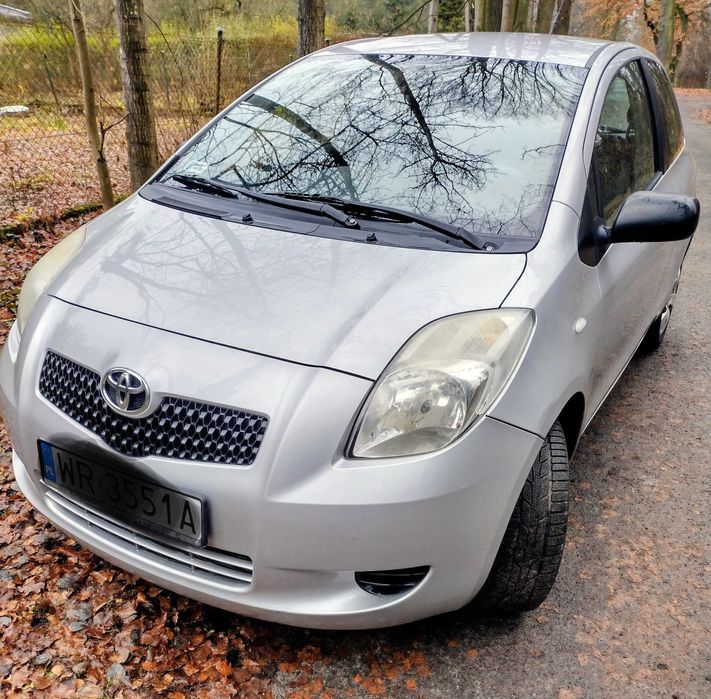 Toyota Yaris srebrny 1.3 benzyna 2006r