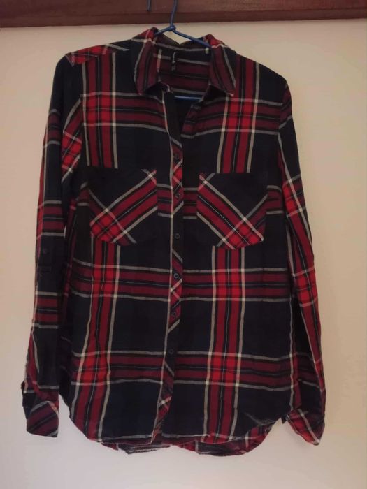 Camisa azul e vermelha Stradivarius