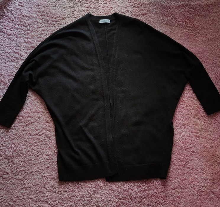 Czarny sweter oversize