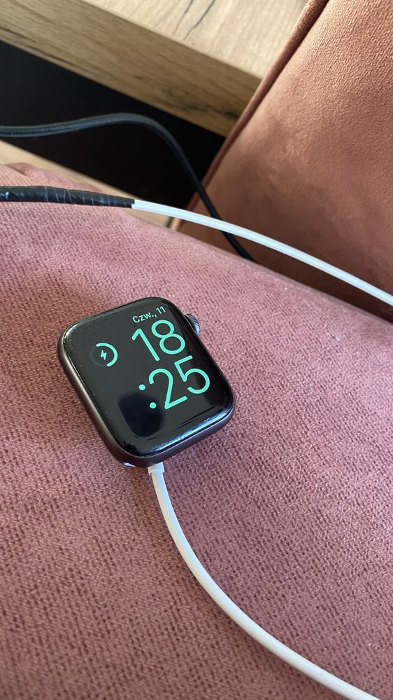 Apple watch 5 44mm + etui z paskiem firmy SPIGEN