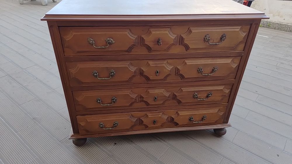 Cômoda de madeira com 4 gavetas