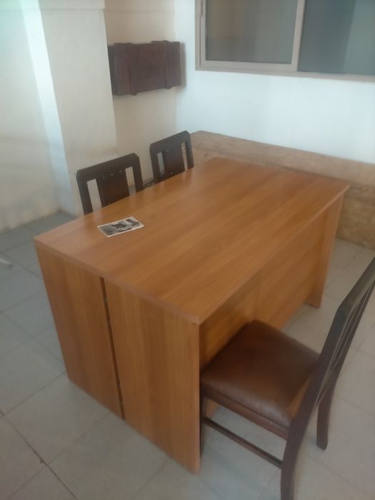 Secretária em bom estado