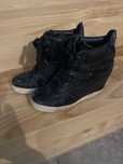 Buty na koturnie