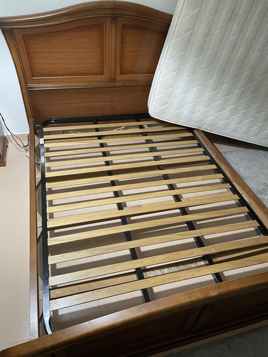 Cama + estrado + colchão + 2 mesas cabeceira + comoda + espelho