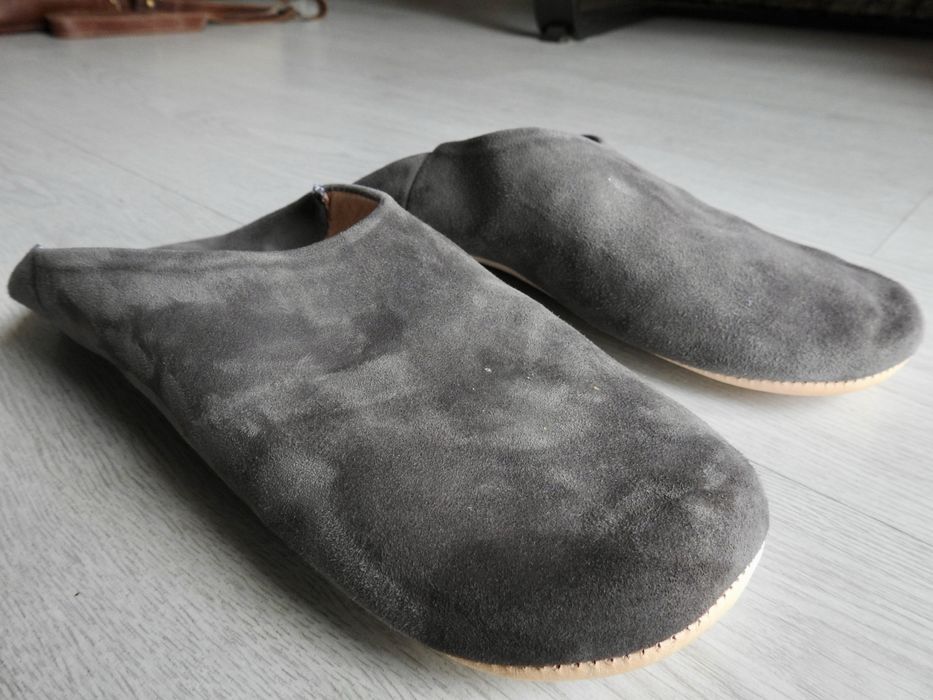 Chinelos de quarto em pele