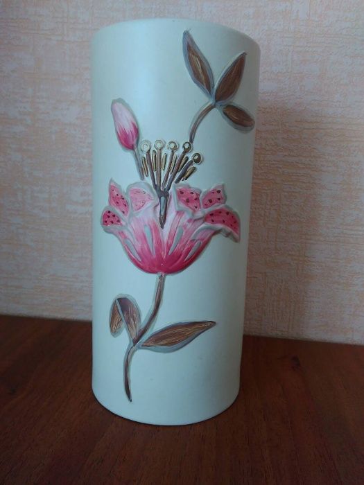 Продам керамическую вазу с цветком. Бренд - Bona Di