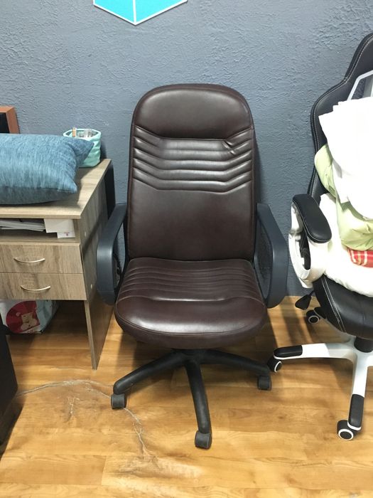 Стул на колёсах