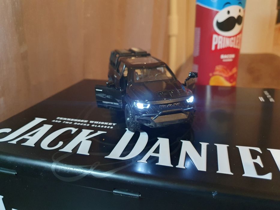 Модель автомобіля dodge Mammoth 1000 TRX  RAM маштаб 1:36