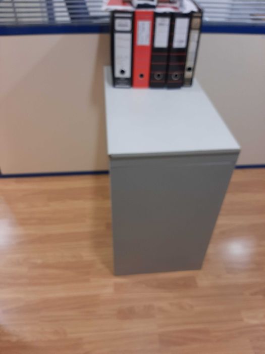 4 Móveis de metal de escritório