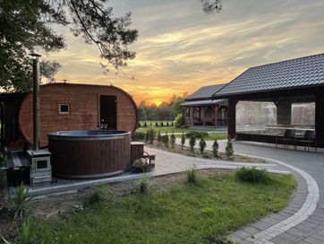 Domek drewniany z dużą wiatą , Sauna; JACUZZI