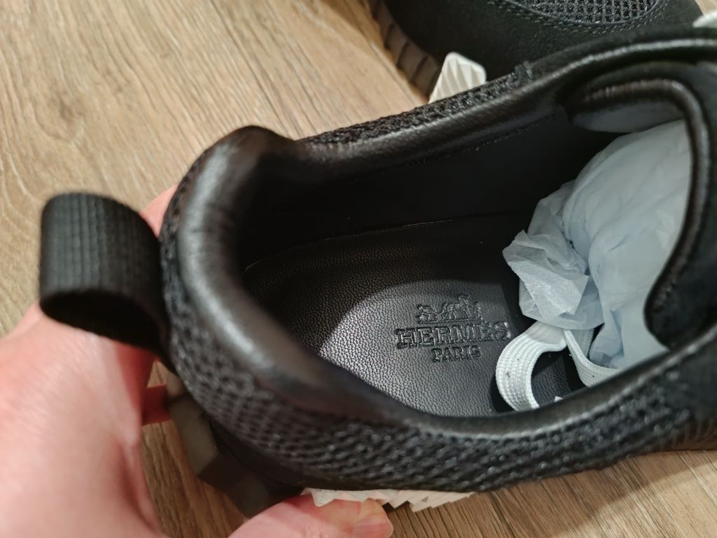 Кросівки Hermes.
