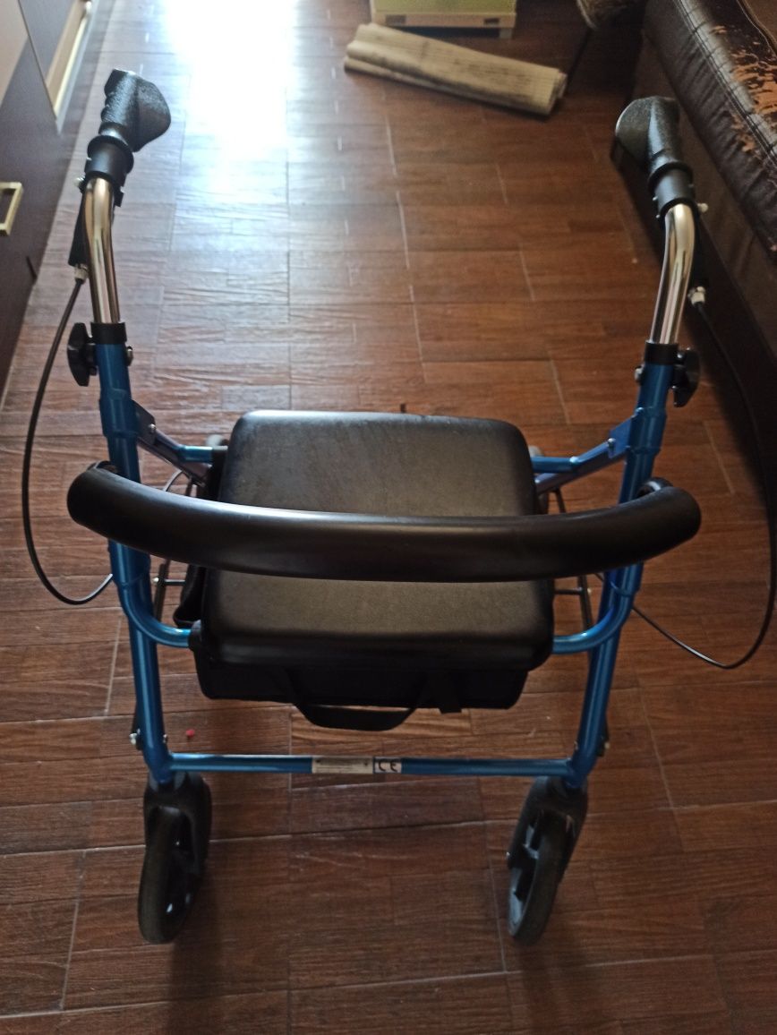 Ходунки-ролатор для взрослых с сиденьем и корзиной для вещей