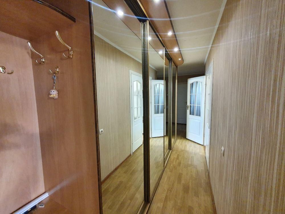 Продається трьохкімнатна квартира в районі Південно-Захід.