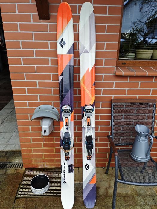 Zestaw freeride narty z wiązaniami i foki
