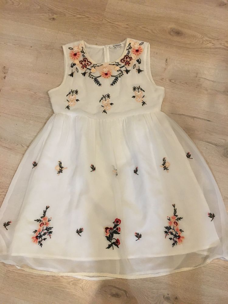 Sukienka w haftowane kwiaty Glamorous rozm.S