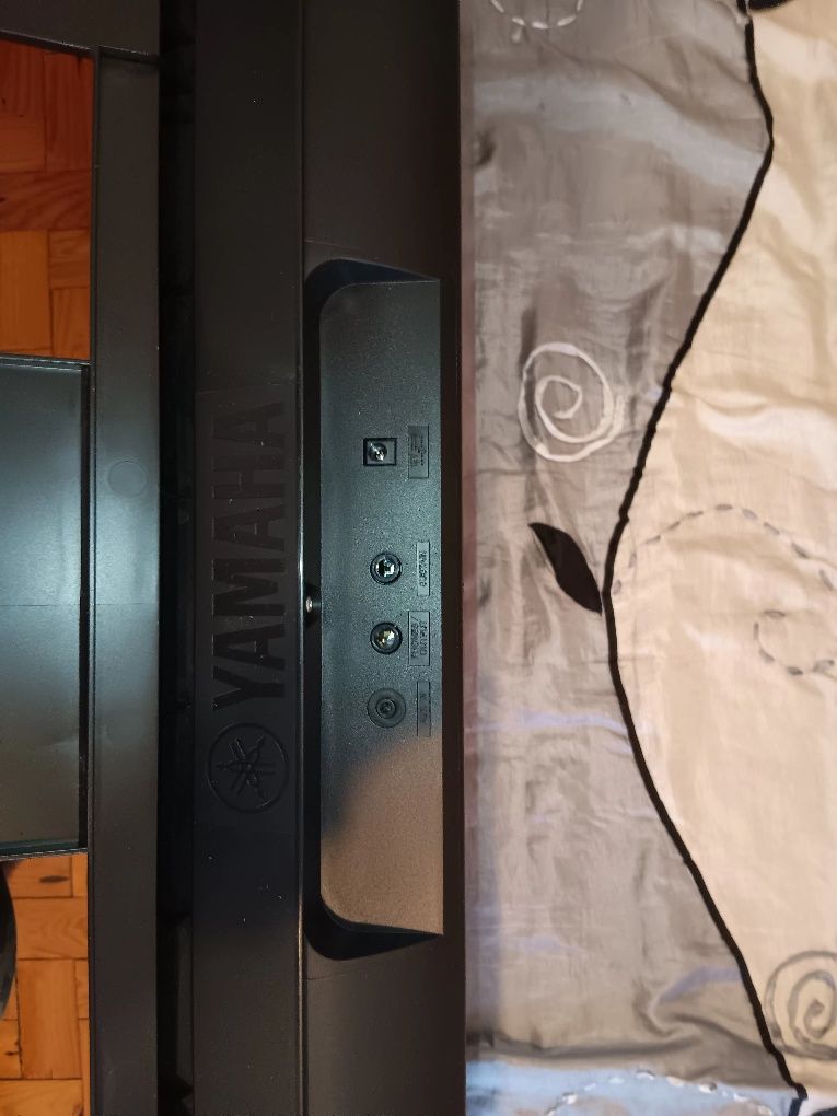 Teclado de 8 oitavas, sem defeitos.