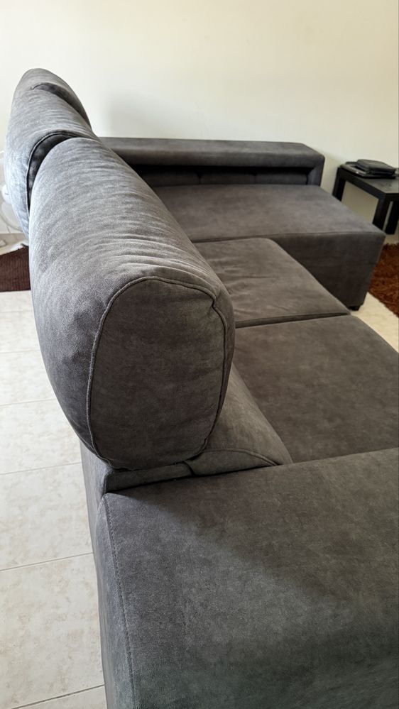 Sofá Chaise Longue Cinza com arrumação